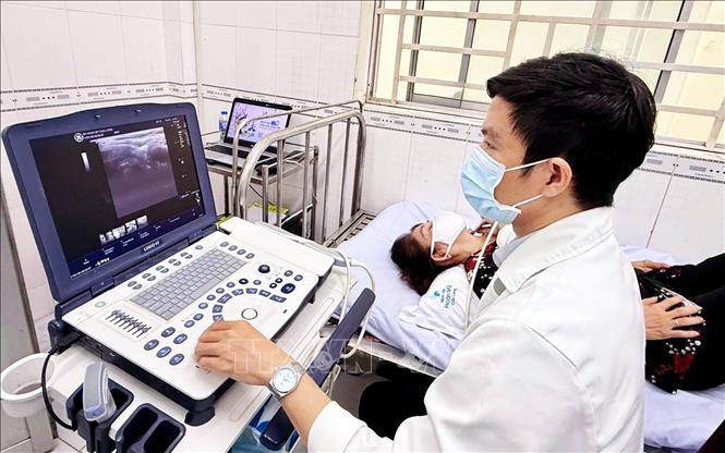 Kết quả khám bệnh được liên thông, chuyển thẳng đến bác sĩ chẩn đoán, thay vì người bệnh phải ngồi chờ lấy sổ. (Ảnh: Ánh Tuyết/TTXVN)